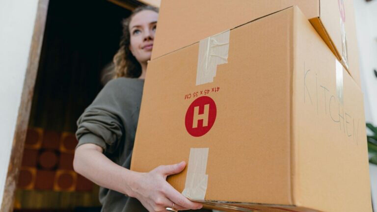 Een vrouw met verhuisdozen.