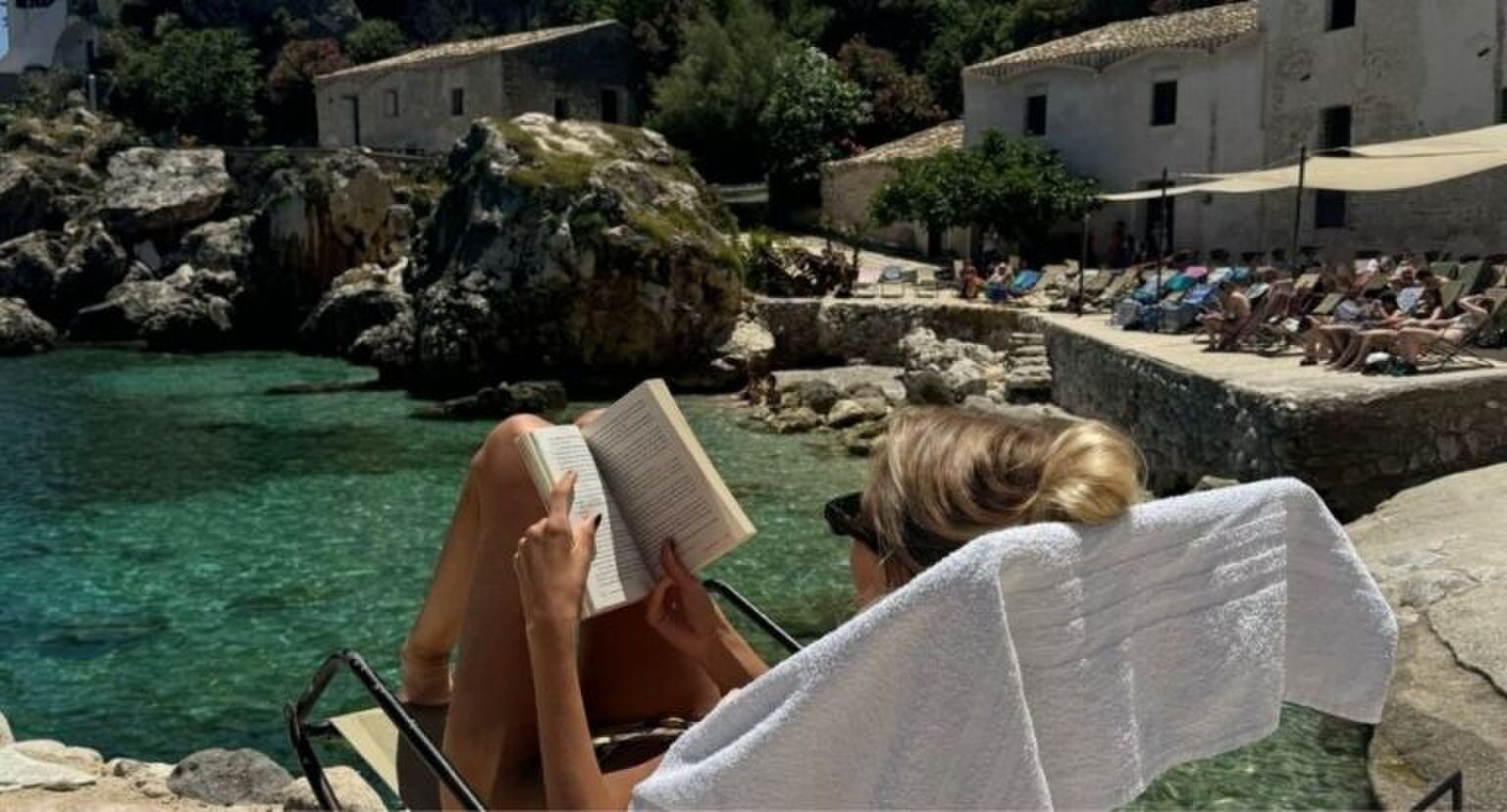 meisje dat boekje leest in de zon