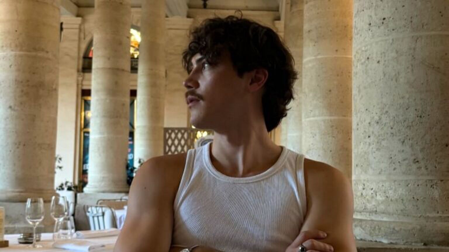 Een man in een restaurant.