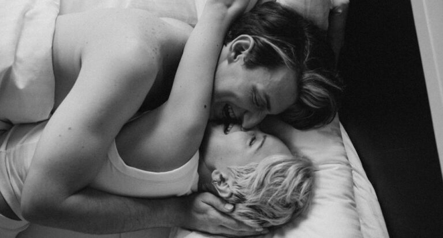 lang-in-bed-liggen-met-partner