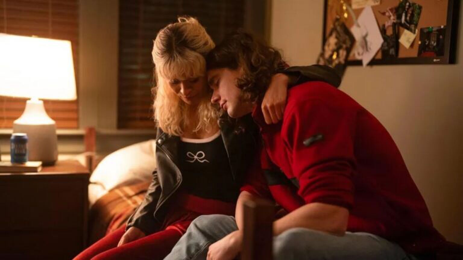 Een koppel zit op bed, nadat ze het net hebben uitgemaakt.