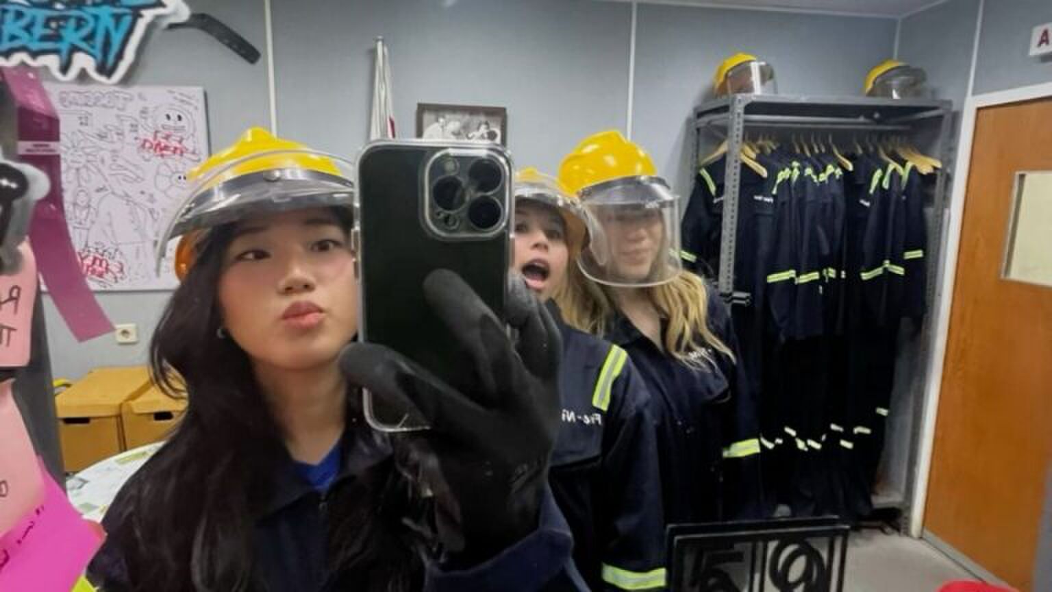 Drie meiden gaan een rage room in.