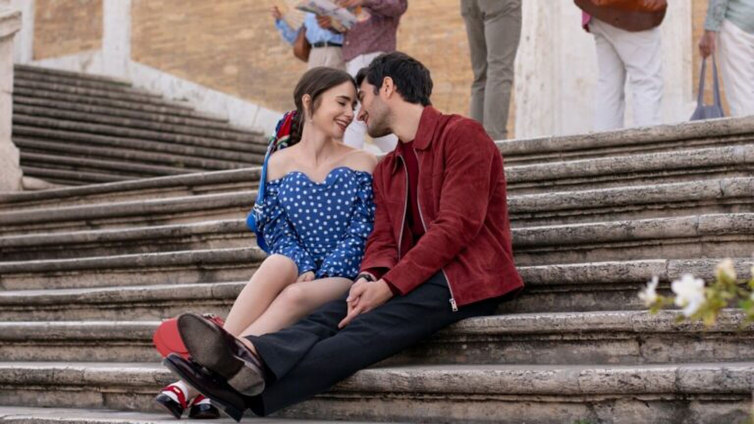 Een koppel zit samen op de Spaanse Trappen in Rome.