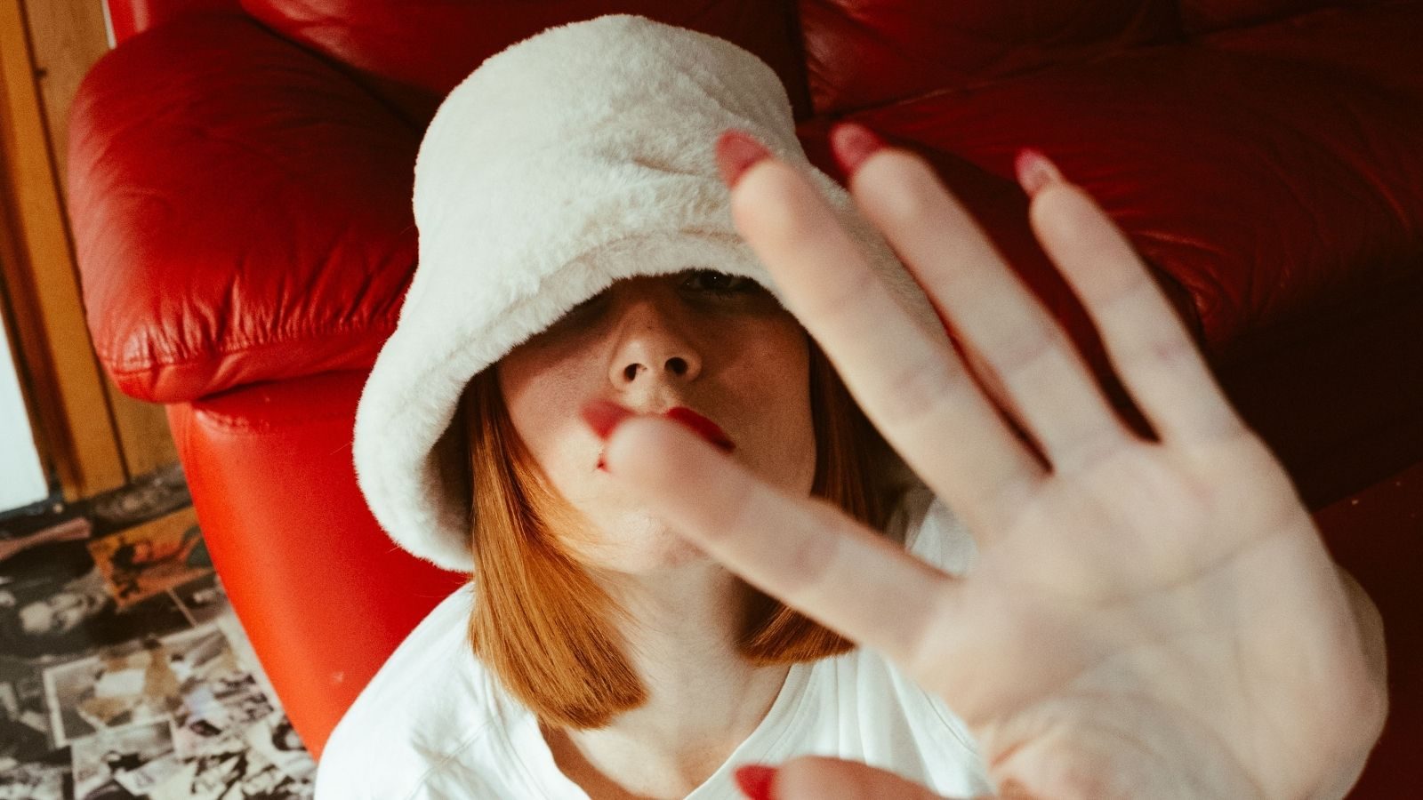 Vrouw drukt haar hand tegen de camera.