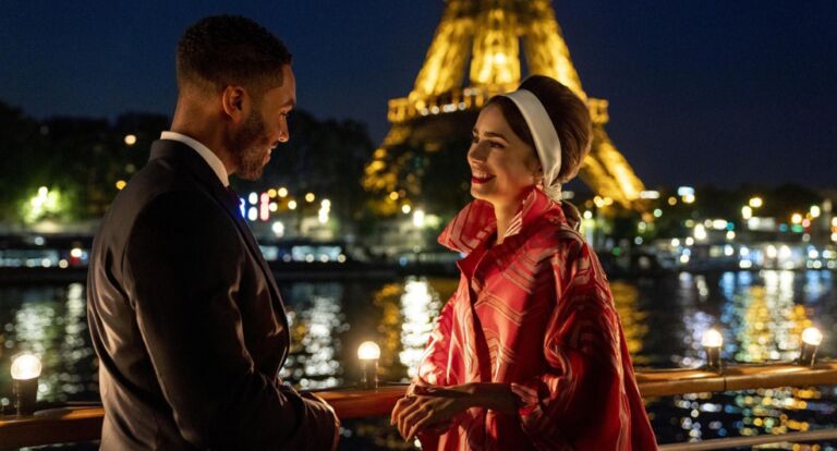 Een koppel staat tegenover elkaar met de Eiffeltoren als achtergrond.