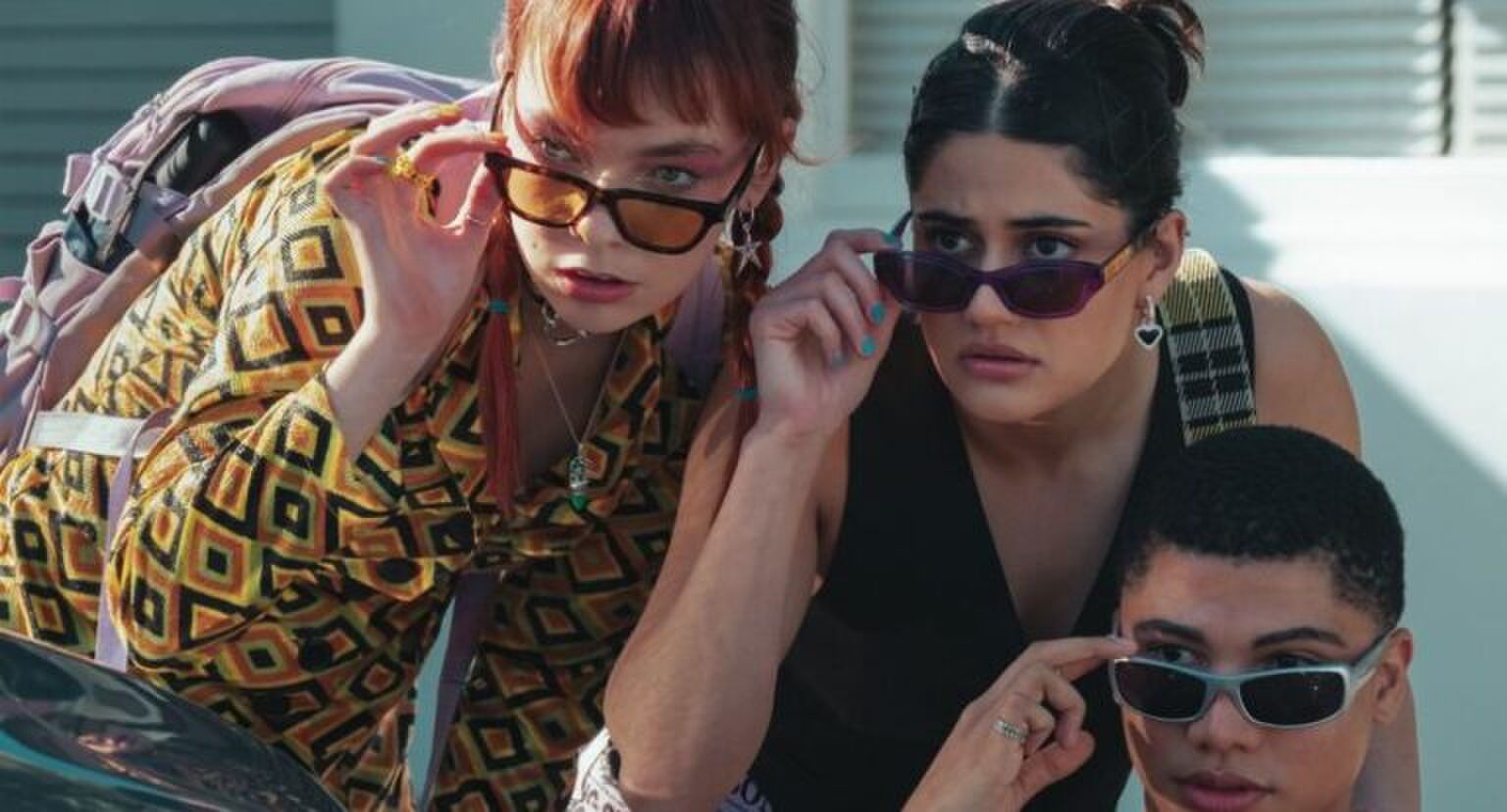 Drie jongeren met zonnebrillen op.