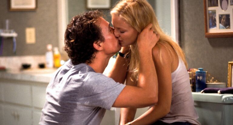 Een koppel is aan het zoenen.