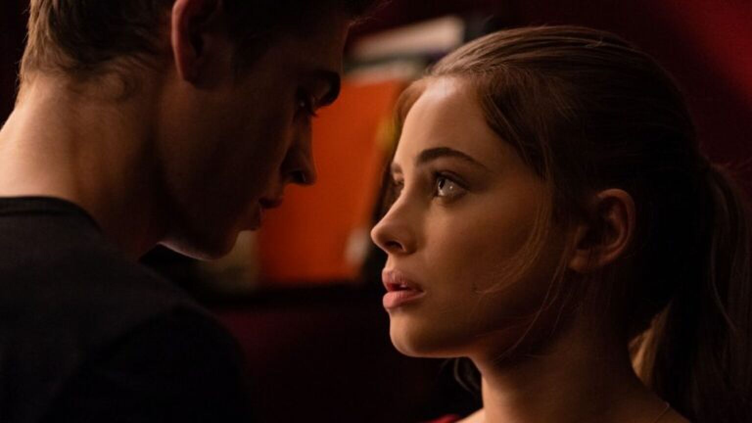 Een man en vrouw kijken elkaar diep in de ogen aan.