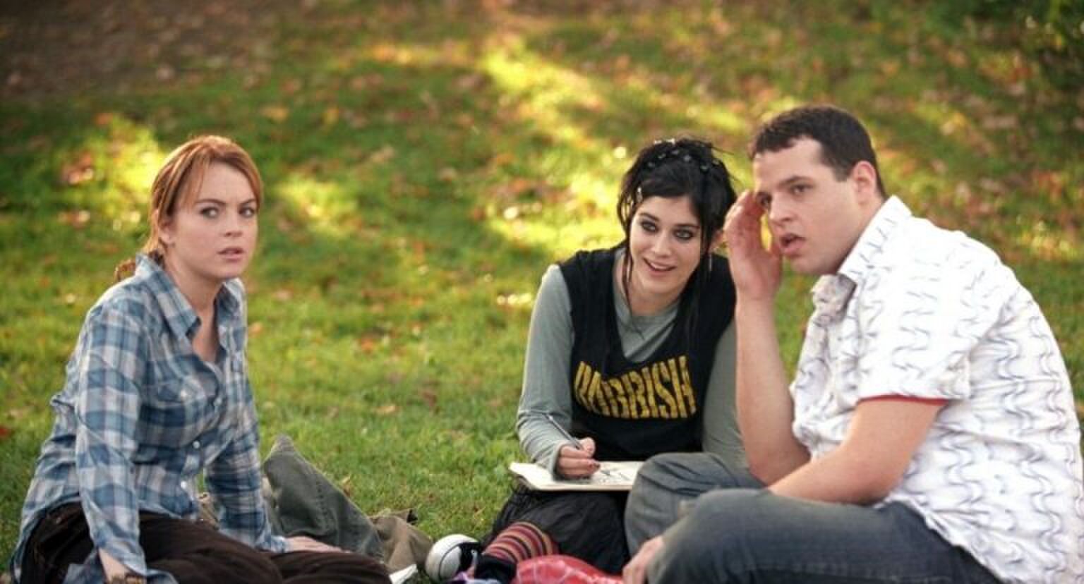 drie karakters uit mean girls zittend in de natuur