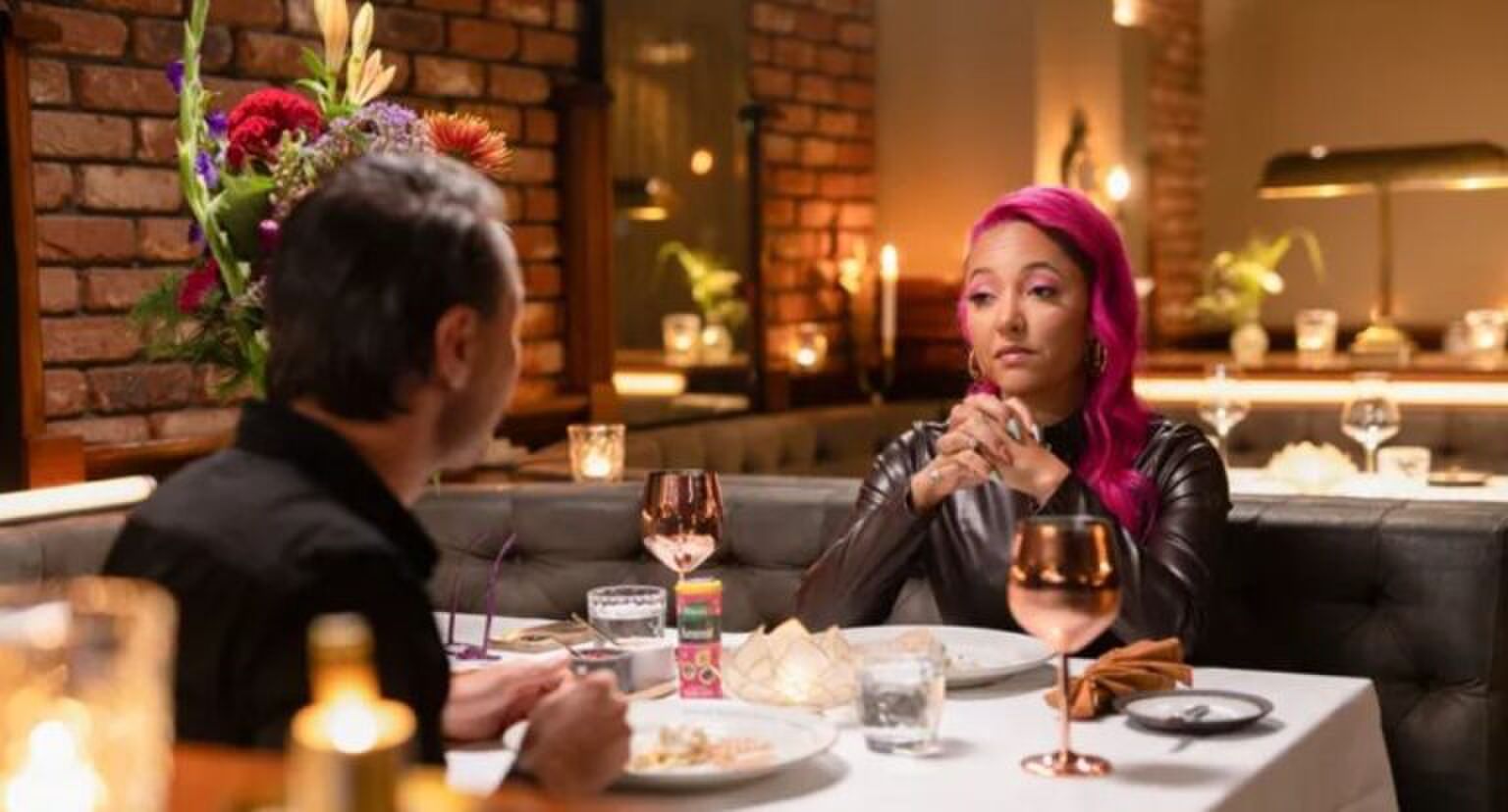 Huh Real Housewife-Djamila zit aan tafel bij Eating With My Ex met d&eacute;ze Temptation-ster
