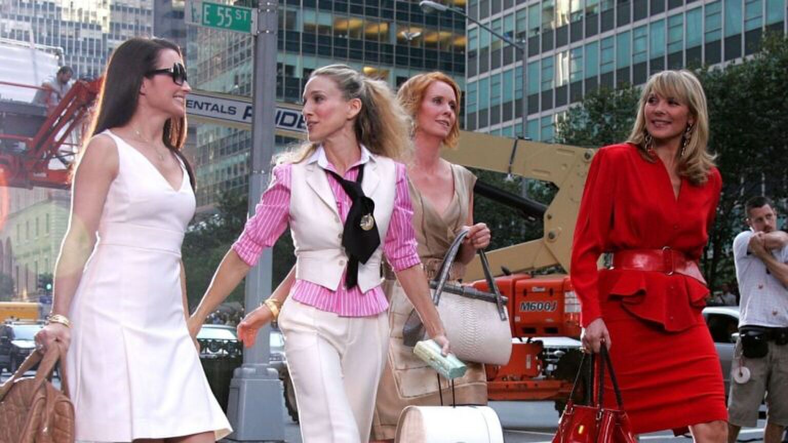 Charlotte, Carrie, Miranda en Samantha uit Sex and the City lopen op straat.
