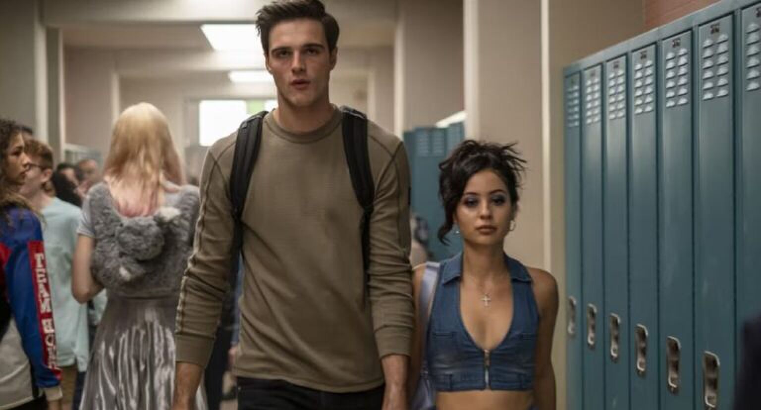 Acteurs Jacob Elordi en Alexa Demi lopen door een schoolgang. Beeld uit de serie Euphoria