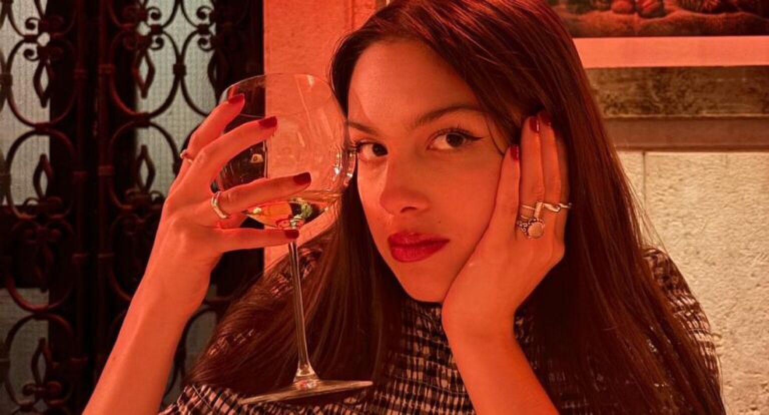 Olivia Rodrigo drinkt een mocktail.