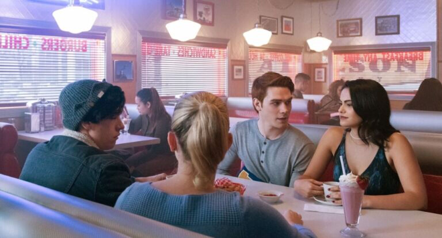 De vrienden uit Riverdale zitten samen in een diner.