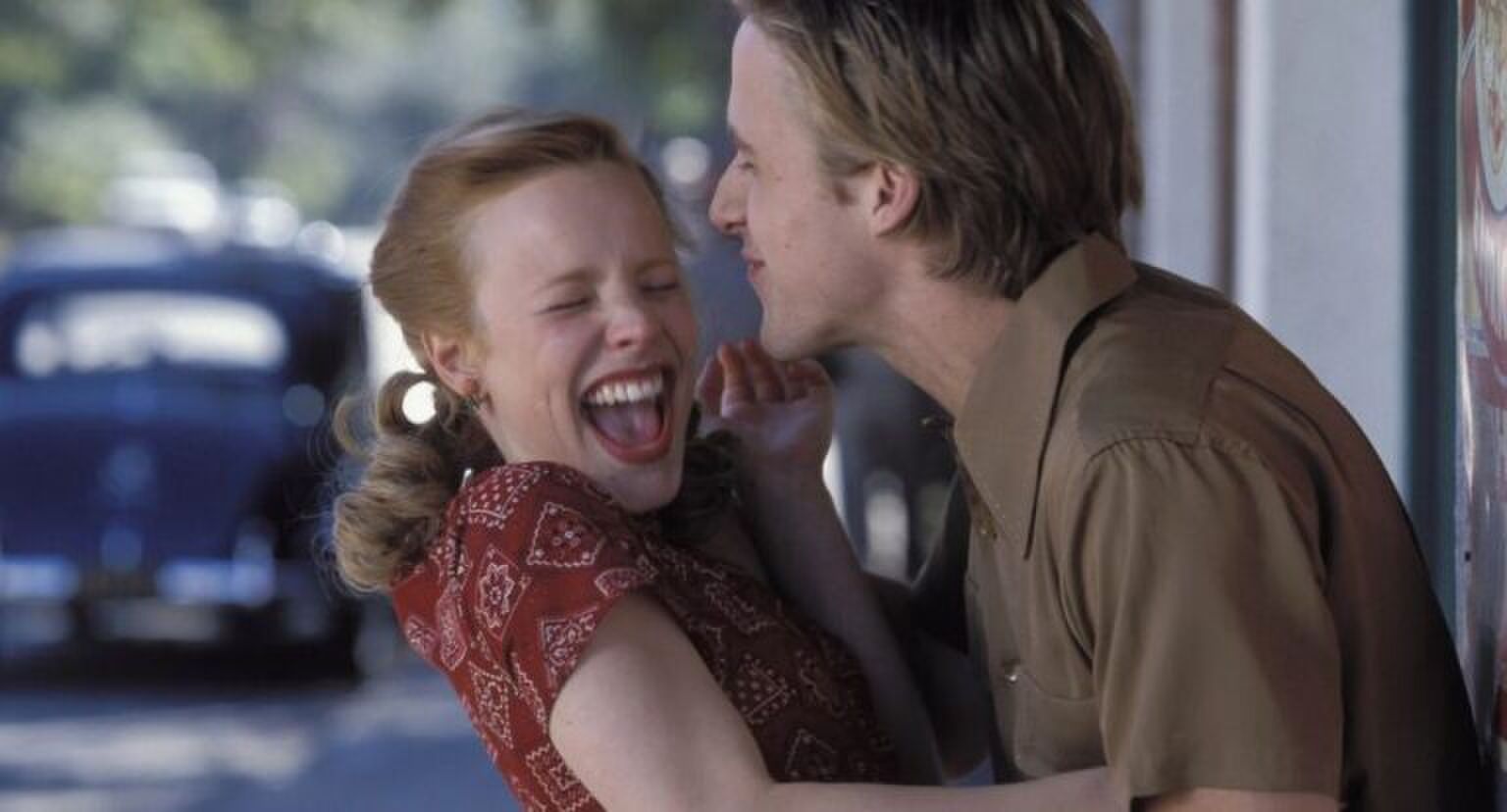 jongen en meisje lachen samen