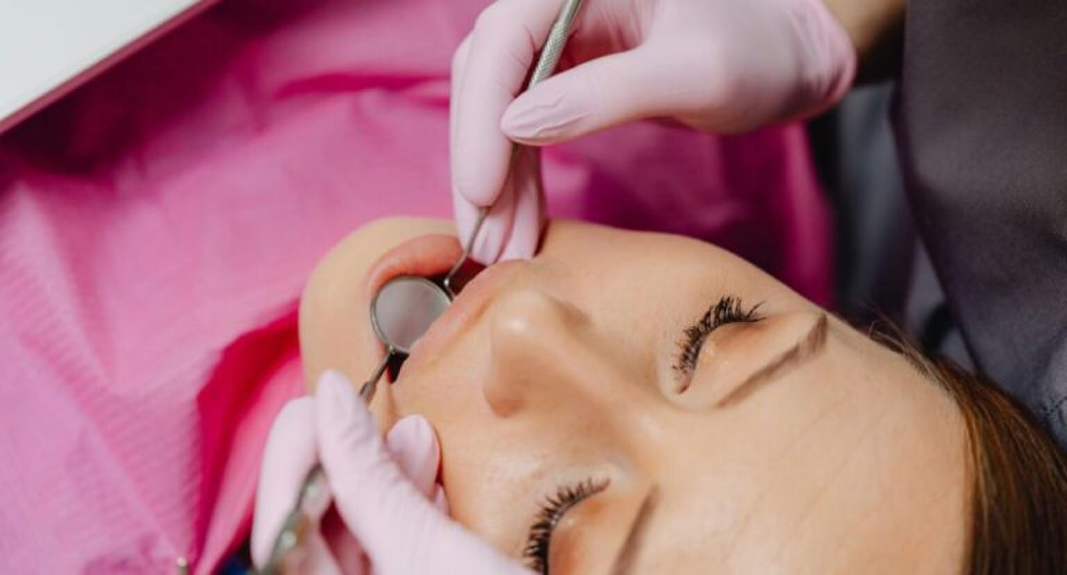 Een vrouw bij de tandarts.