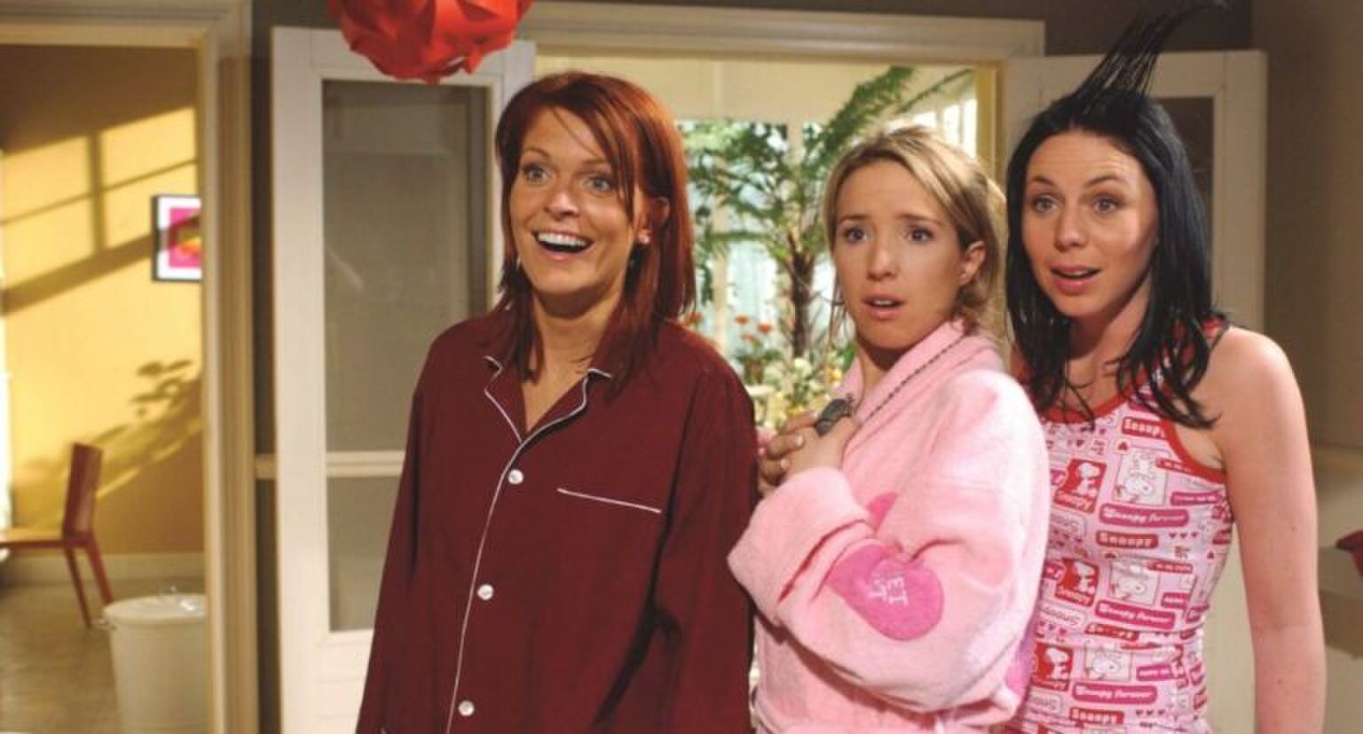 Karen, Kristel en Kathleen staan in hun pyjama.