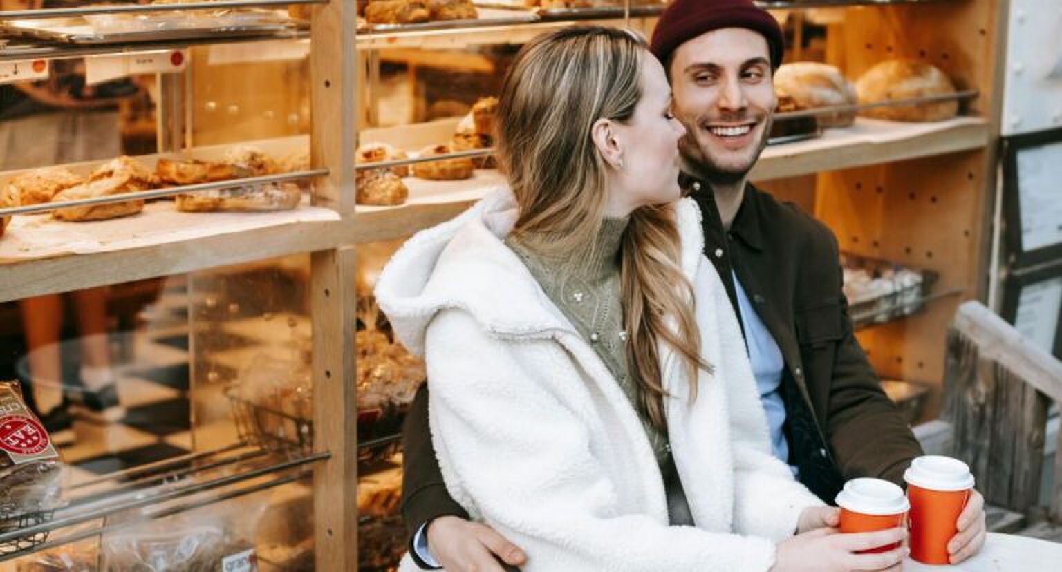 Een koppel dat samen koffie drinkt op een terras.