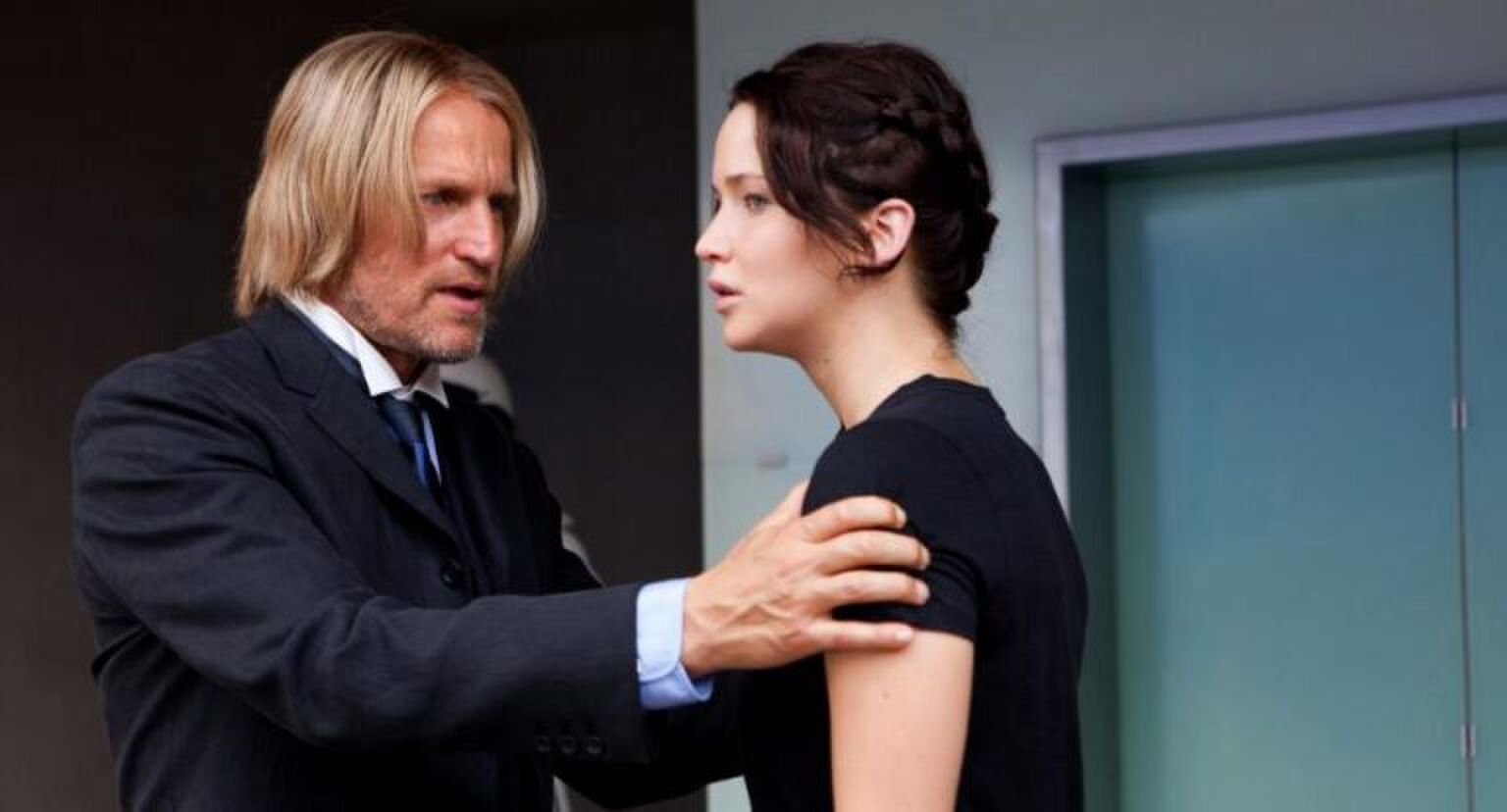 Scene uit The Hunger Games met Haymitch en Katniss.