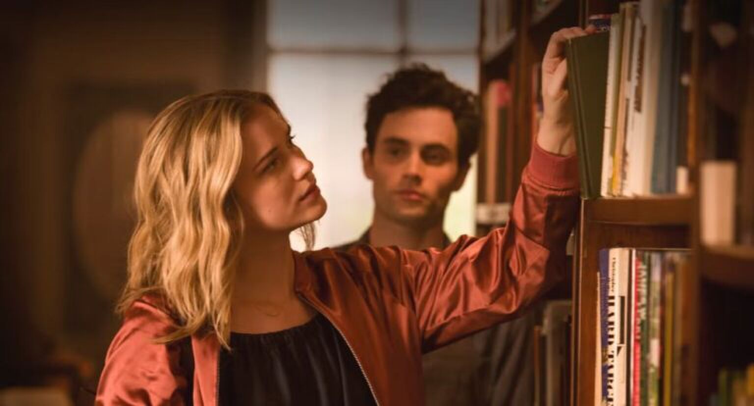 Scene uit het eerste seizoen van You, met Beck en Joe.