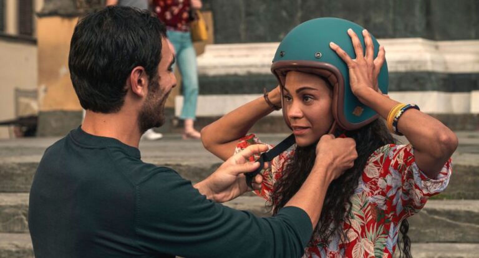 Scene uit From Scratch op Netflix in Rome op de scooter.