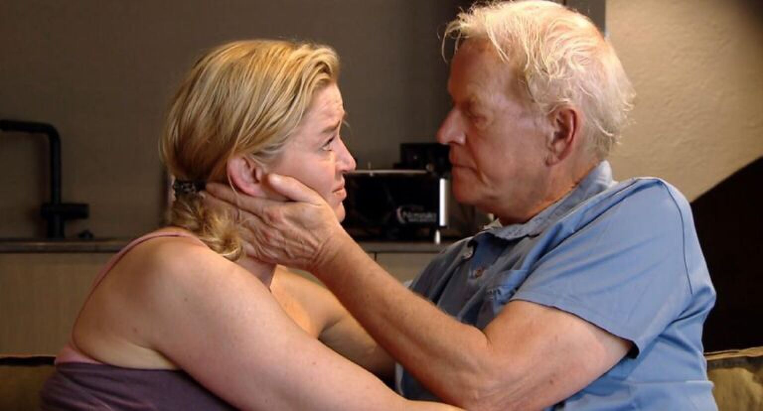 B&B Vol Liefde-Albert die Joyce haar gezicht vasthoudt.