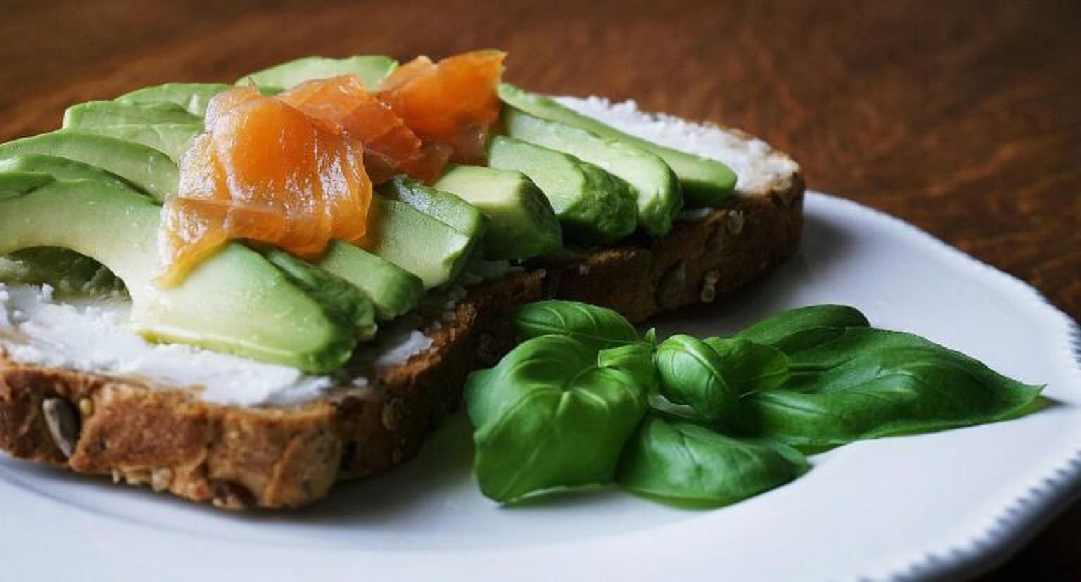 broodje met spread, avocado en zalm