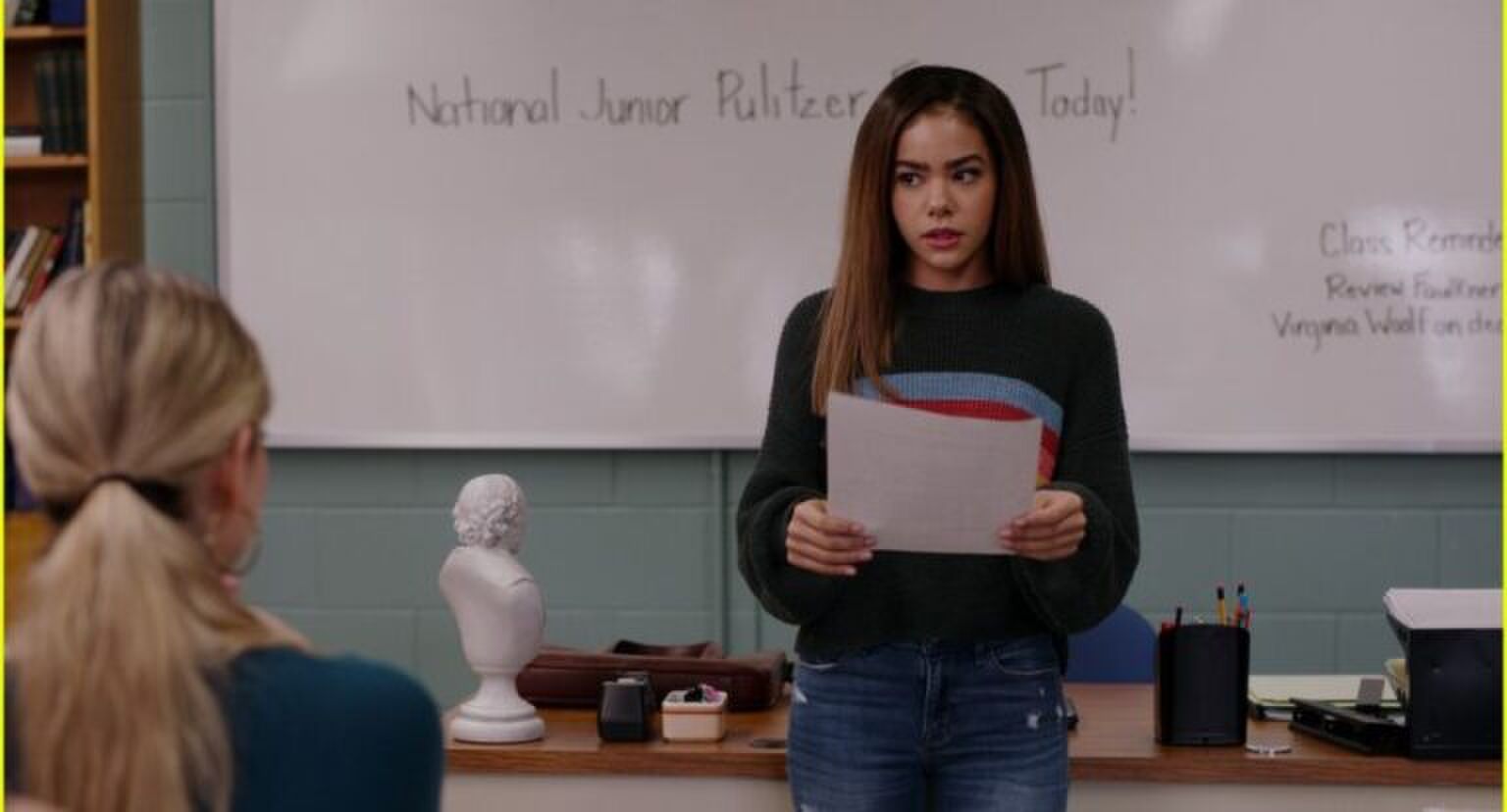 meisje staat te presenteren voor een klas