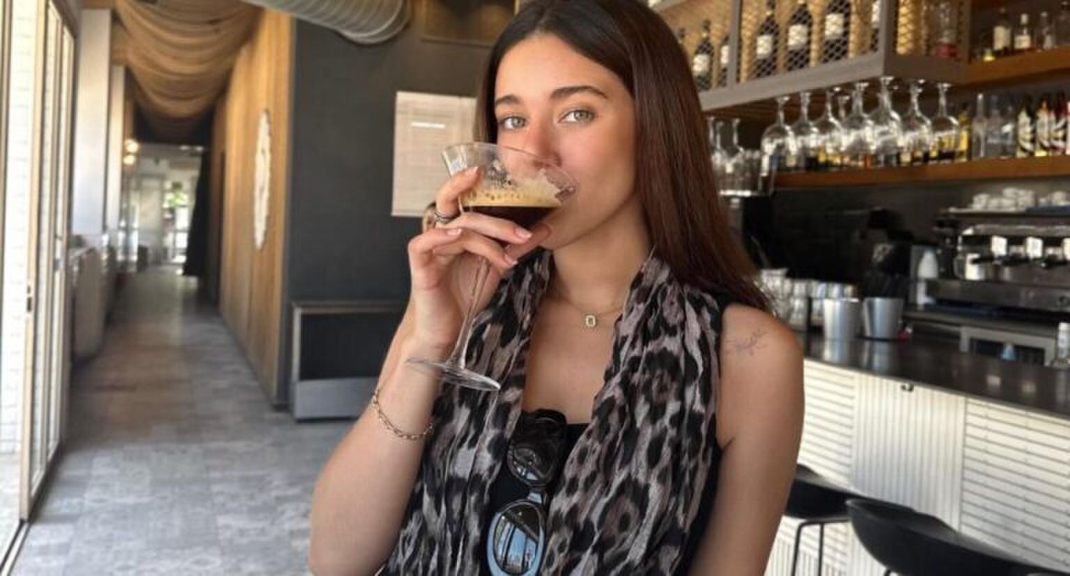 Een meisje dat een Espresso Martini drinkt