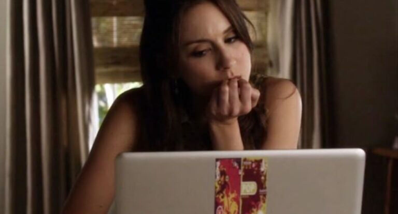 meisje dat nadenkt achter laptop