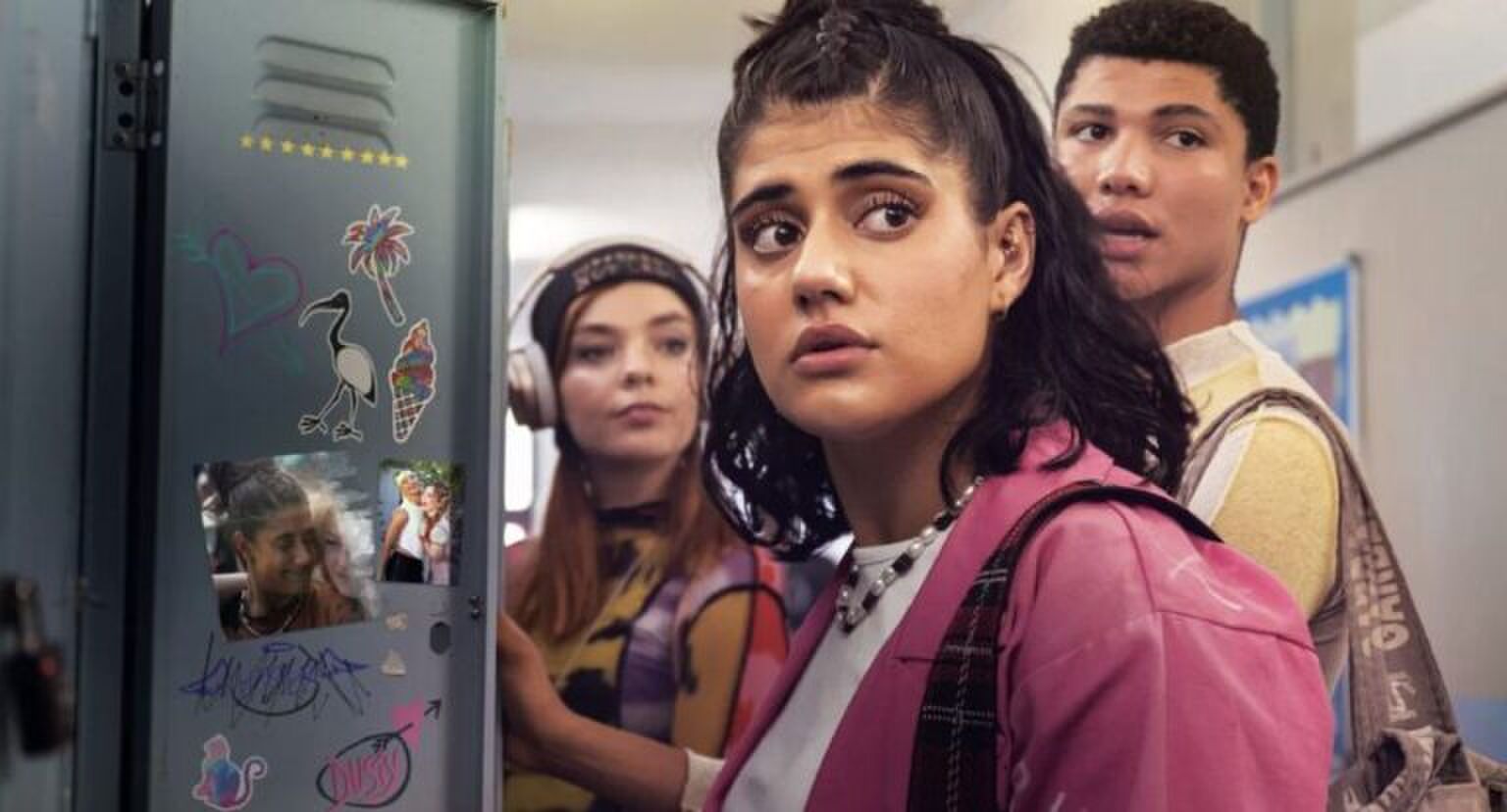 Sc&egrave;ne uit Heartbreak High waar de hoofdpersonages naast hun kluisjes staan.