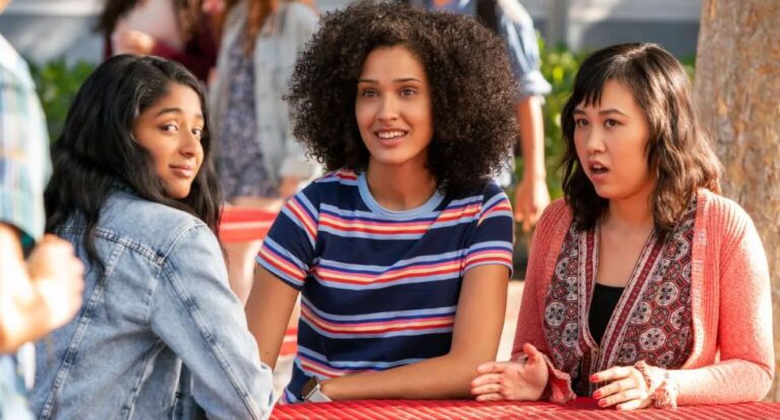 Sc&egrave;ne uit Never Have I Ever waar Devi, Fabiola en Eleanor aan een tafel zitten.