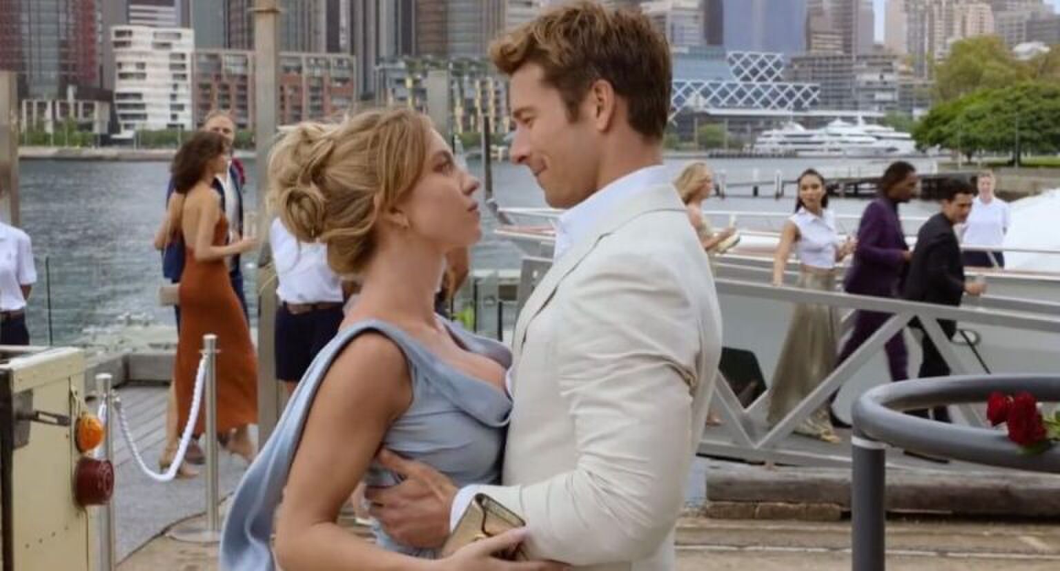 Sydney Sweeney en Glenn Powell spelen samen in Anyone But You.