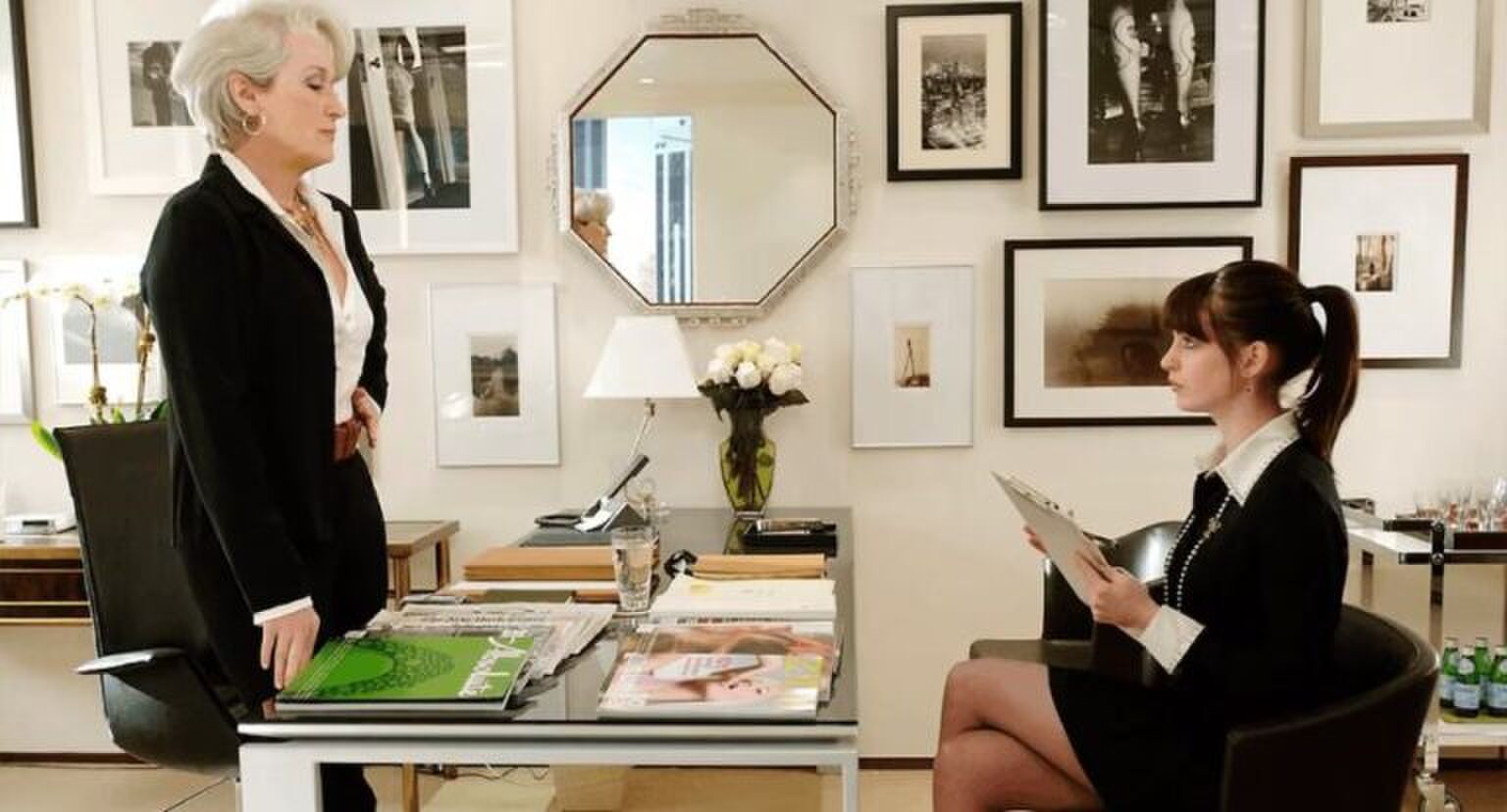 Sc&egrave;ne uit The Devil Wears Prada waar Andrea tegenover Miranda zit.