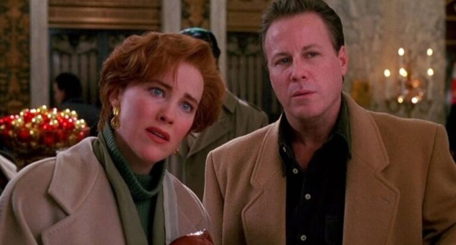 Sc&egrave;ne uit Home Alone waarin Kate en Peter McCallister die verbaasd de camera in kijken.