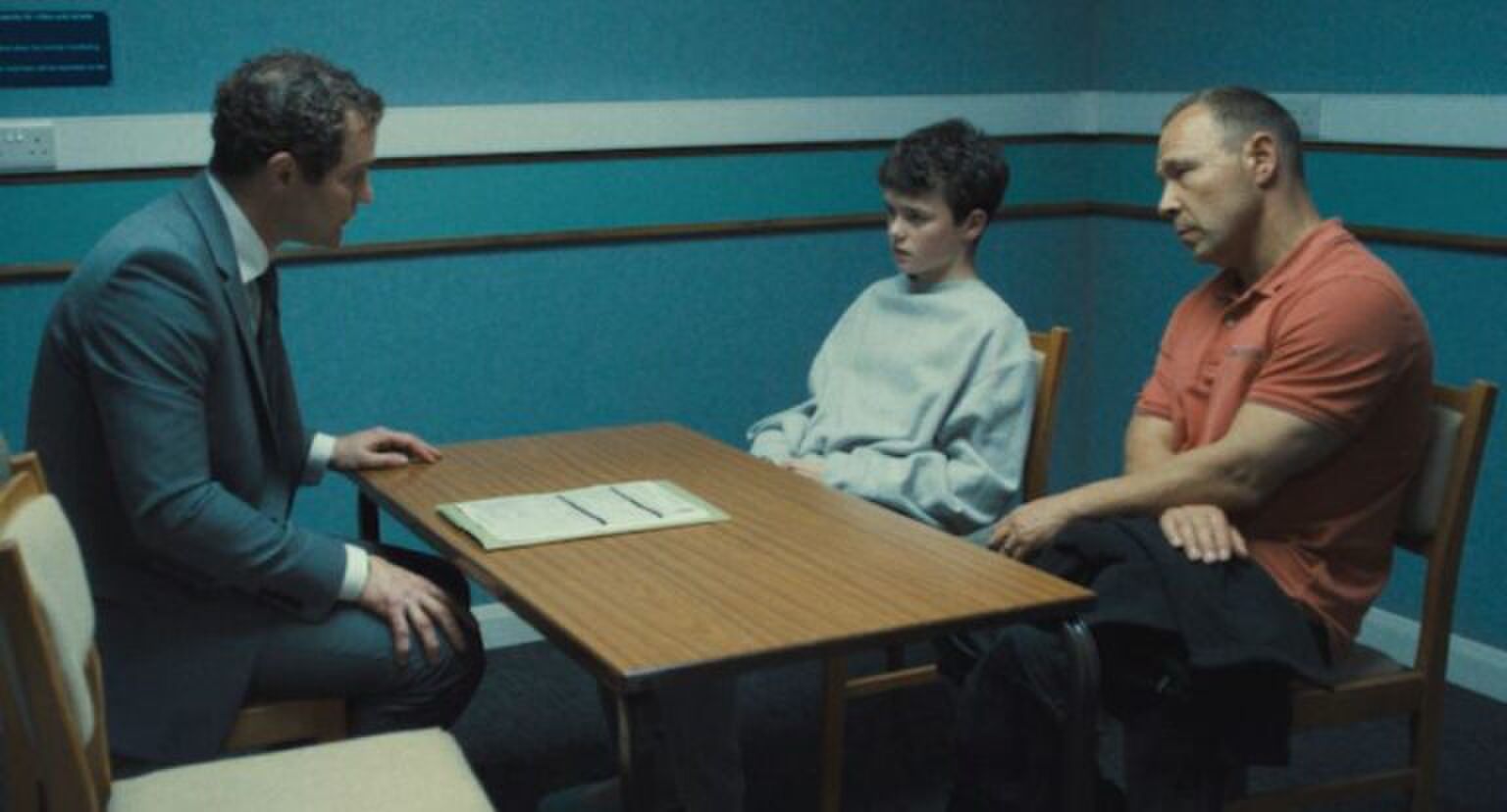 Shot van de Netflix-serie Adolescence. De jongen wordt verhoord.