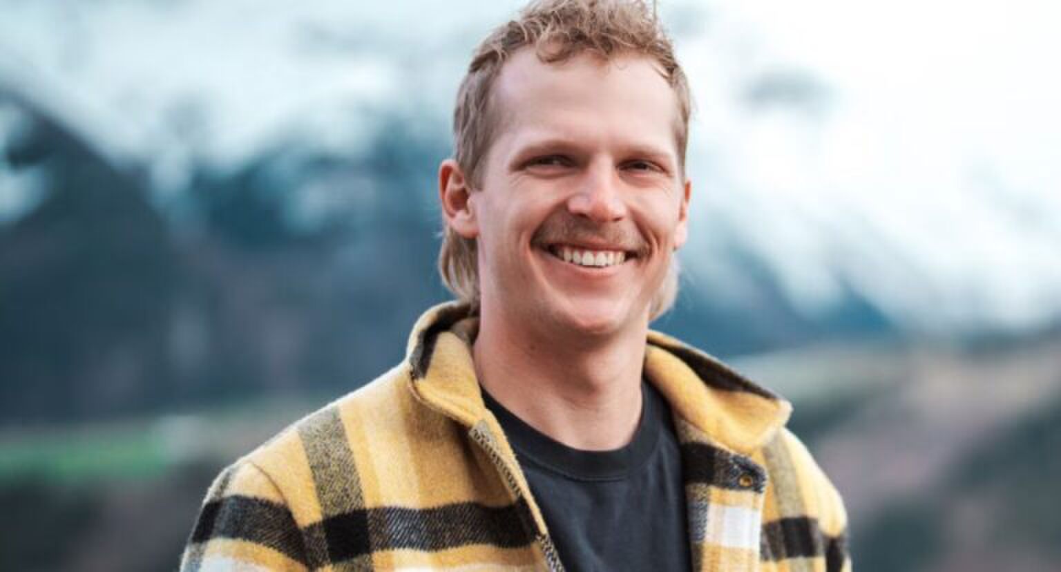 Jorik van Winter Vol Liefde die lacht naar de camera.