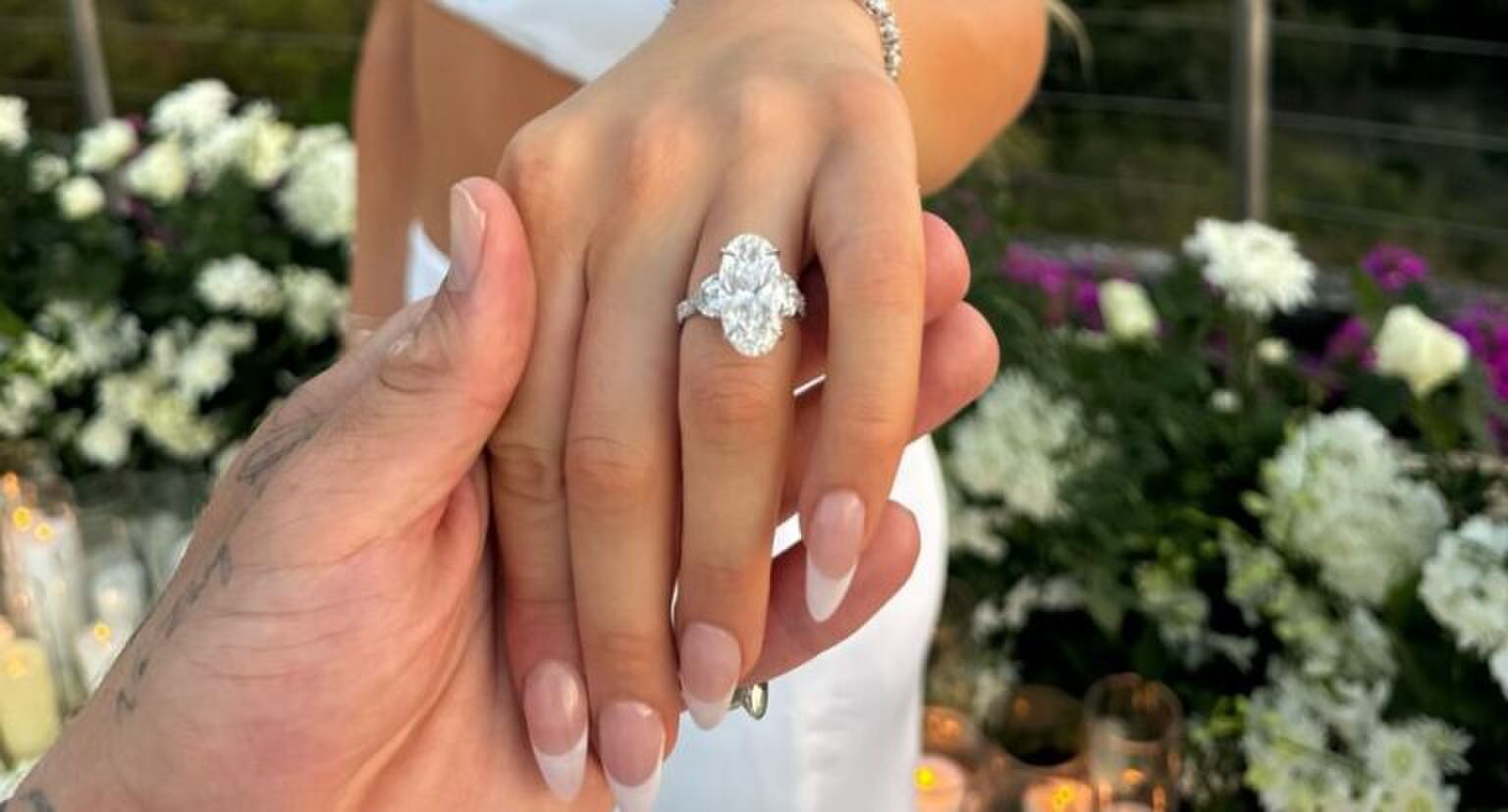Jutta Leerdam haar hand met om haar vinger de verlovingsring, die ze heeft gekregen van Jake Paul.