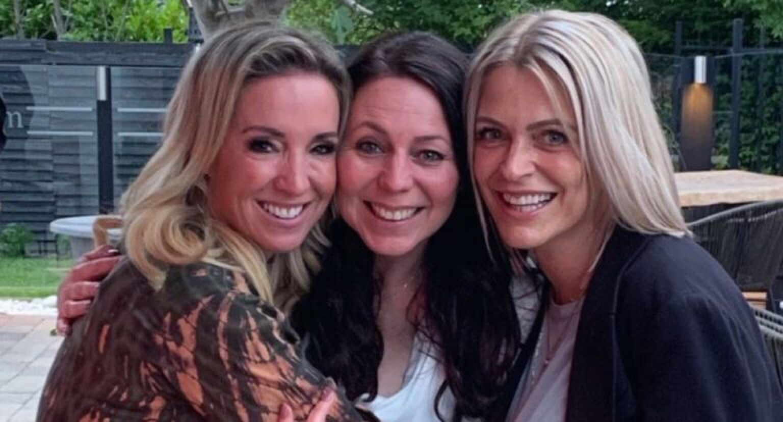 Oud K3, Karen, Kristel en Kathleen, knuffelend in 2020.