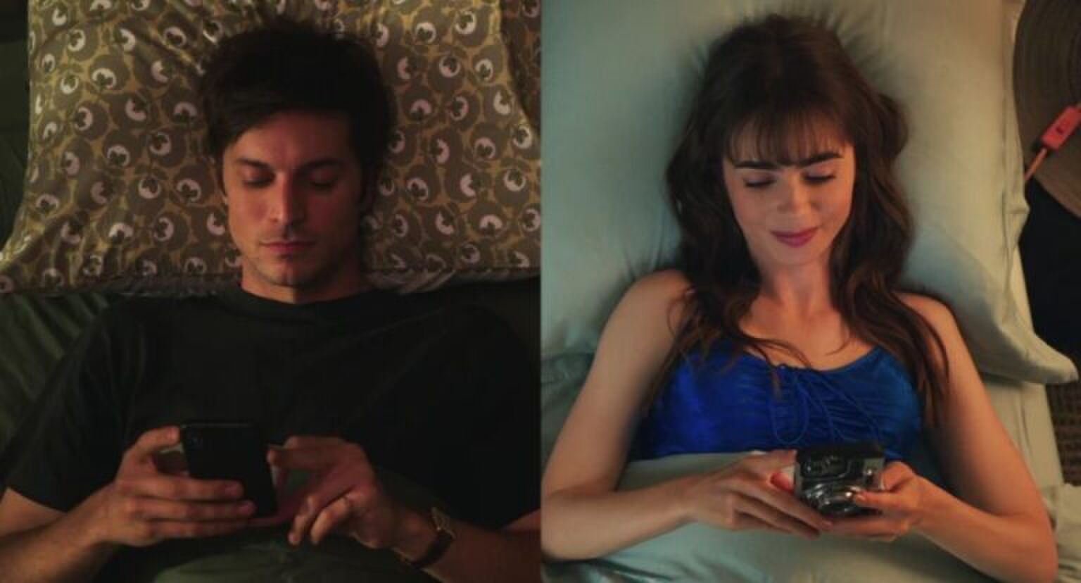 Sc&egrave;ne uit Emily in Paris waar Emily en Gabriel met elkaar aan het appen zijn, terwijl ze in bed liggen.