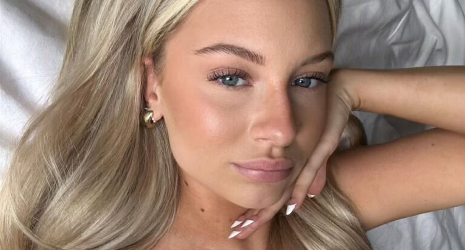 selfie van een blond meisje op bed