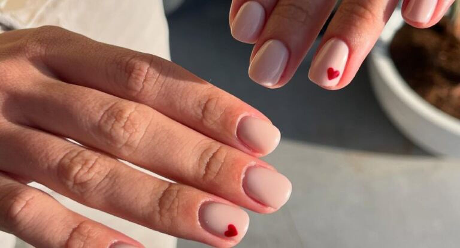 Nagels met op de ringvinger een klein hartje.