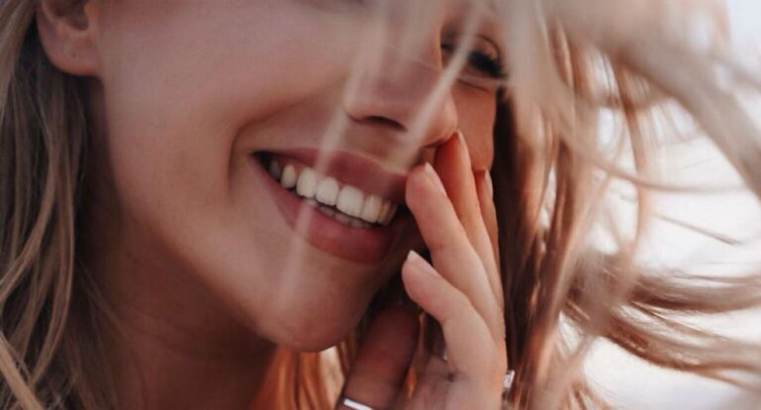 lachend meisje met witte tanden