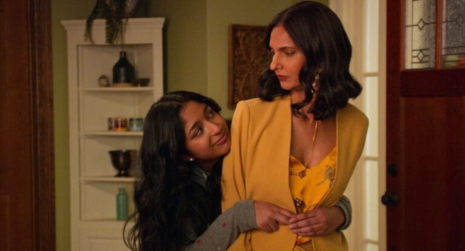 Sc&egrave;ne uit Never Have I Ever waarin Devi haar moeder knuffelt.