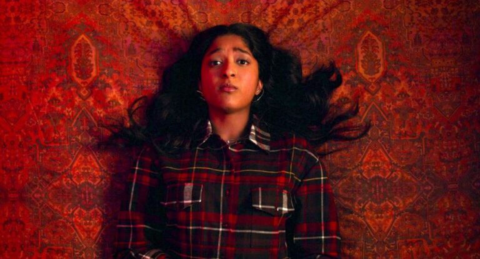 Sc&egrave;ne uit Never Have I Ever waarin Devi op bed ligt.