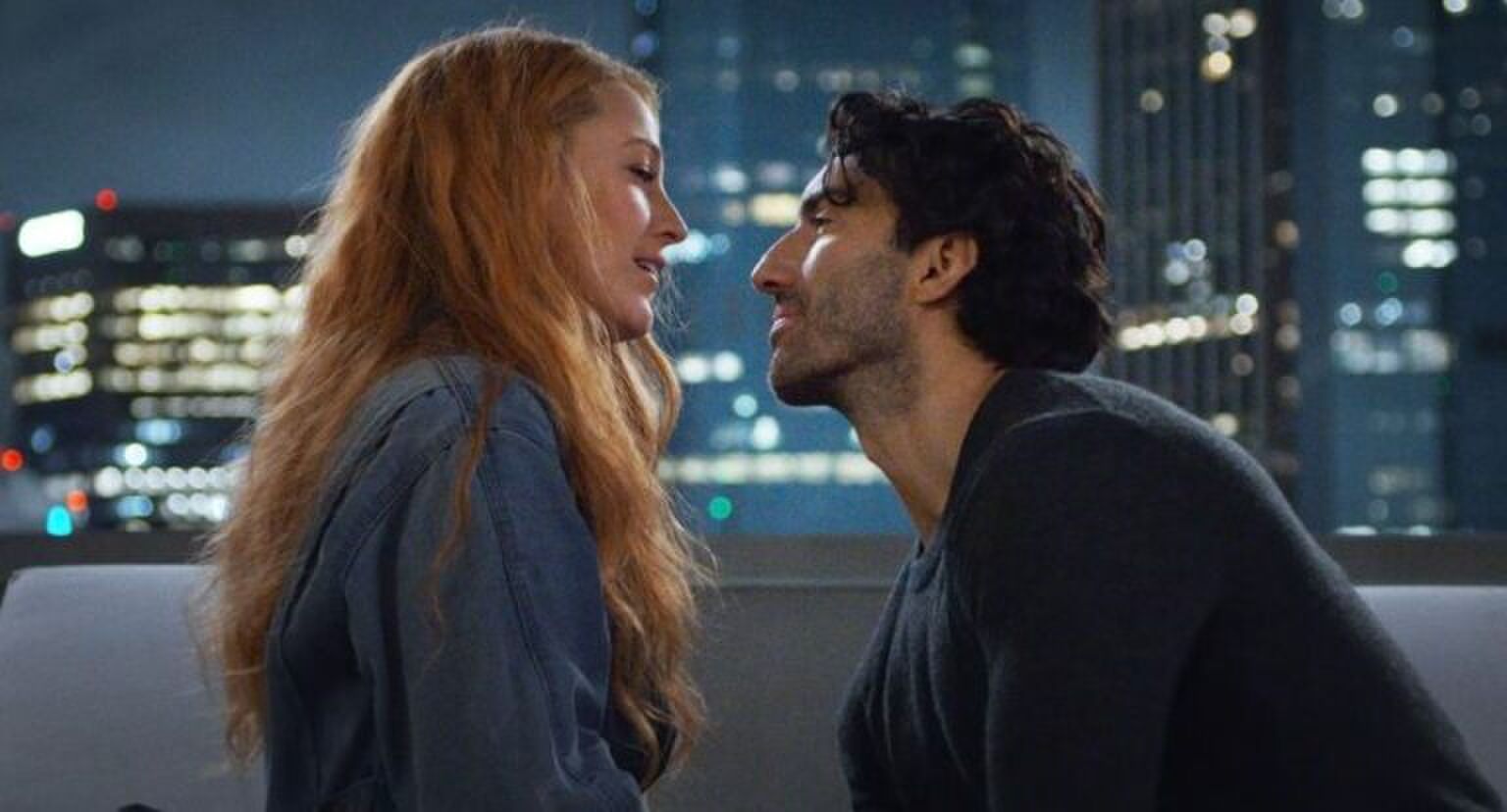Blake Lively en Justin Baldoni in It Ends With Us op een dakterras.