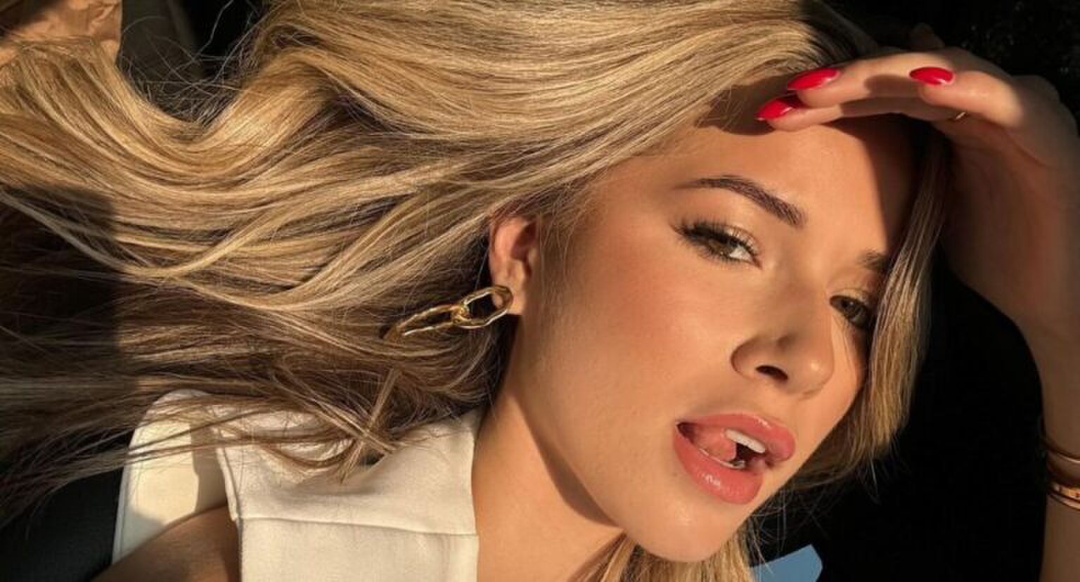 Een selfie van Jade Anna waar ze in het zonnetje zit.