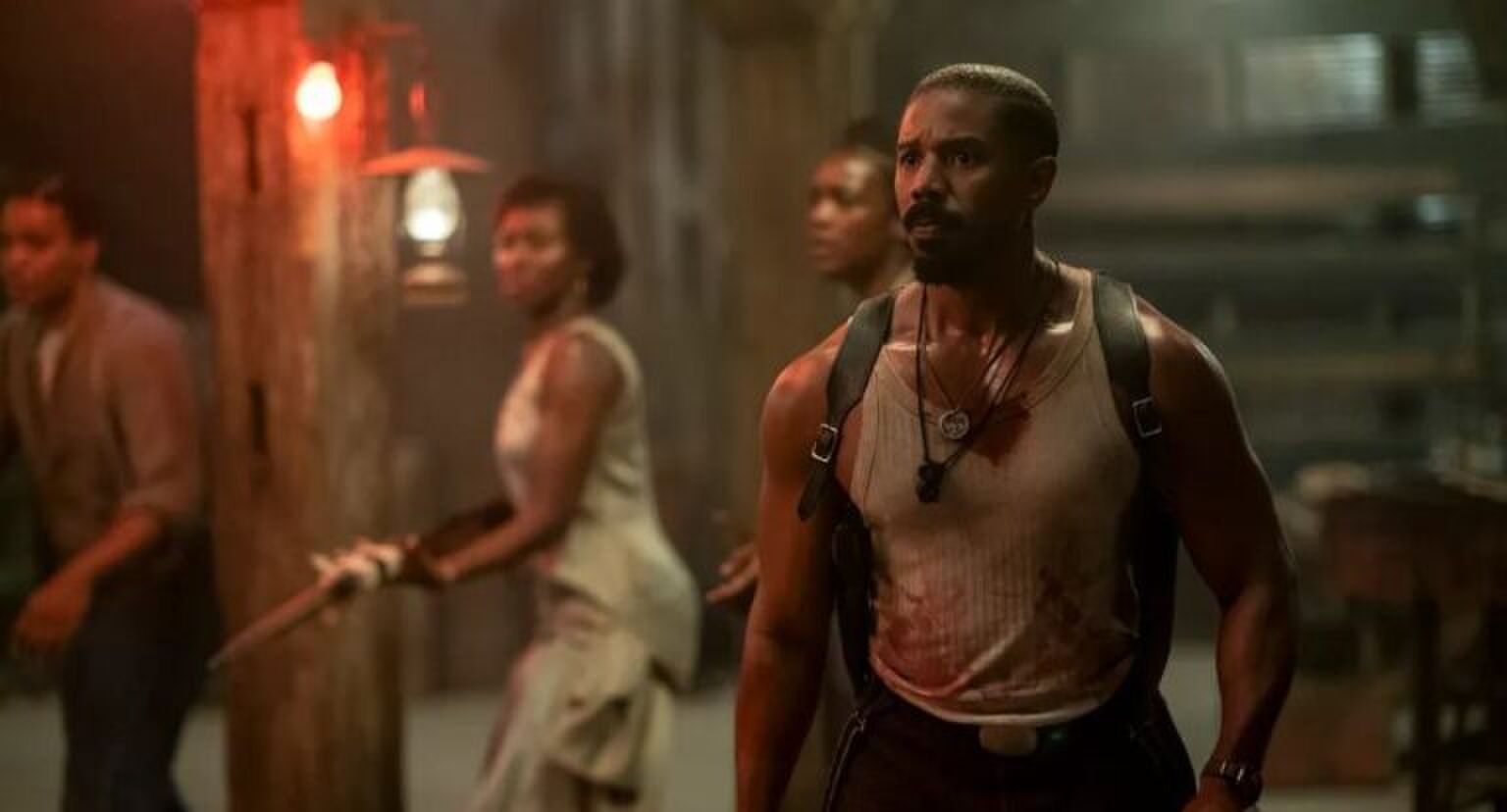 Michael B. Jordan, die angstig kijkt, in een sc&egrave;ne uit Sinners.