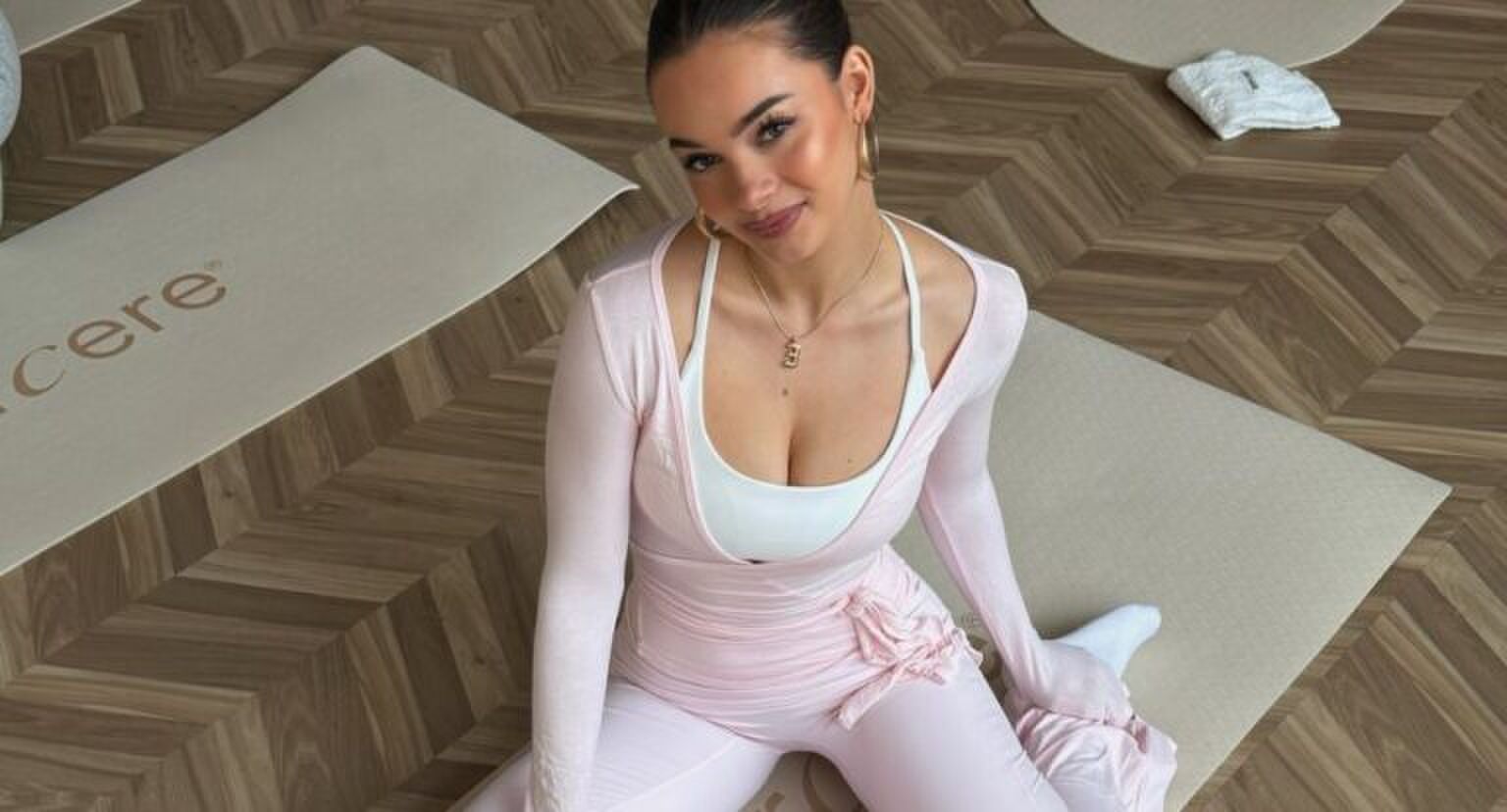 Emma Aurora die in haar pilates outfit klaar zit om te sporten.