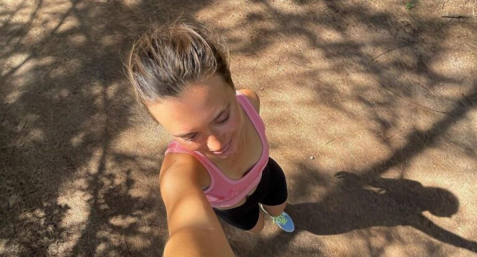 Hannah Meloche die een foto van bovenaf neemt terwijl ze aan het wandelen is.